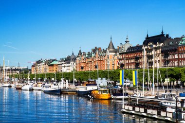 STOCKHOLM - 16 Haziran 2011 'de Stockholm' de Kungsholmen Adası Panoraması. Kungsholmen Adası, Riddarfjarden Kanalı 'nın karşısındaki Sodermalm Adası' ndan görüldü..