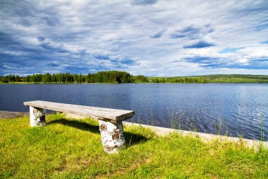İsveç gölü manzarası, kırsal manzara.