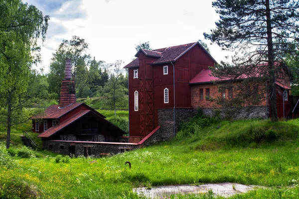 Oude Water Aangedreven Rode Houten Molen Granieten Foundation Bos Achtergrond — Stockfoto