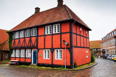 Danimarka 'da yarı keresteli geleneksel ev. Ribe Danimarka' da güneşli bir yaz günü.