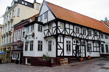 FLENSBURG, GERMANY - 4 Temmuz 2011: Danimarka sınırına yakın bir şehir olan Flensburg, Almanya 'da eski şehir ve yarı keresteli ev manzarası