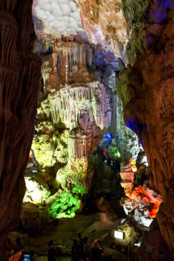 Doğal kayalardan oluşan renkli mağara duvarları