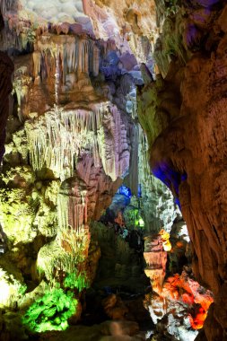 Doğal kayalardan oluşan renkli mağara duvarları