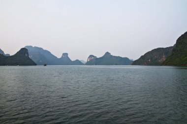 Sabahın erken saatlerinde Vietnam 'da Foggy Halon Körfezi