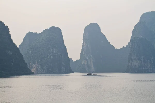 Foggy Halon Bay Vietnam Tidigt Morgonen — Stockfoto