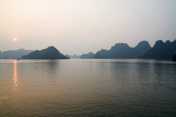 Foggy Halon Bay Vietnam Por Mañana Temprano —  Fotos de Stock