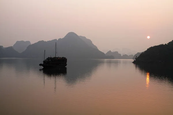 Foggy Long Bay Vietnamu Brzy Ráno — Stock fotografie