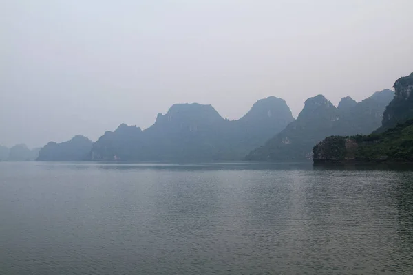 Foggy Halon Baai Vietnam Vroege Ochtend — Stockfoto