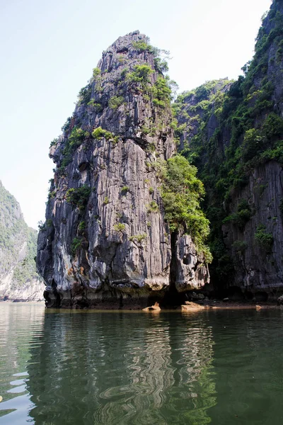 Popular Rock Cliff Halong Bay Vietnam Southeast Asia Unesco World — стоковое фото