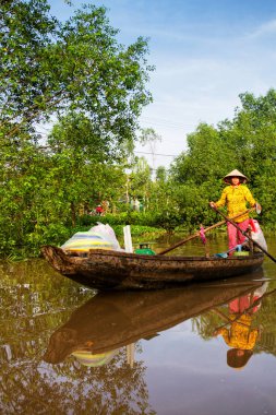 Can THO, VİETNAM - 14 SEP 2011: Mekong Nehri deltasında yüzen pazarda bir kadın. Cai Rang ve Cai Be pazarları yerel halk ve turistler arasında çok popüler..