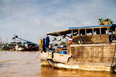 Mekong Nehri deltasındaki yüzen pazar. Cai Rang ve Cai Be pazarları yerel halk ve turistler arasında çok popüler..