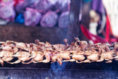 RATANAKIRI PROVINCE, CAMBODIA - 20 Eylül: Kadın Ratanakiri Eyaleti, Kamboçya 'da 20 Eylül 2011 tarihinde markette çiğ et satıyor.