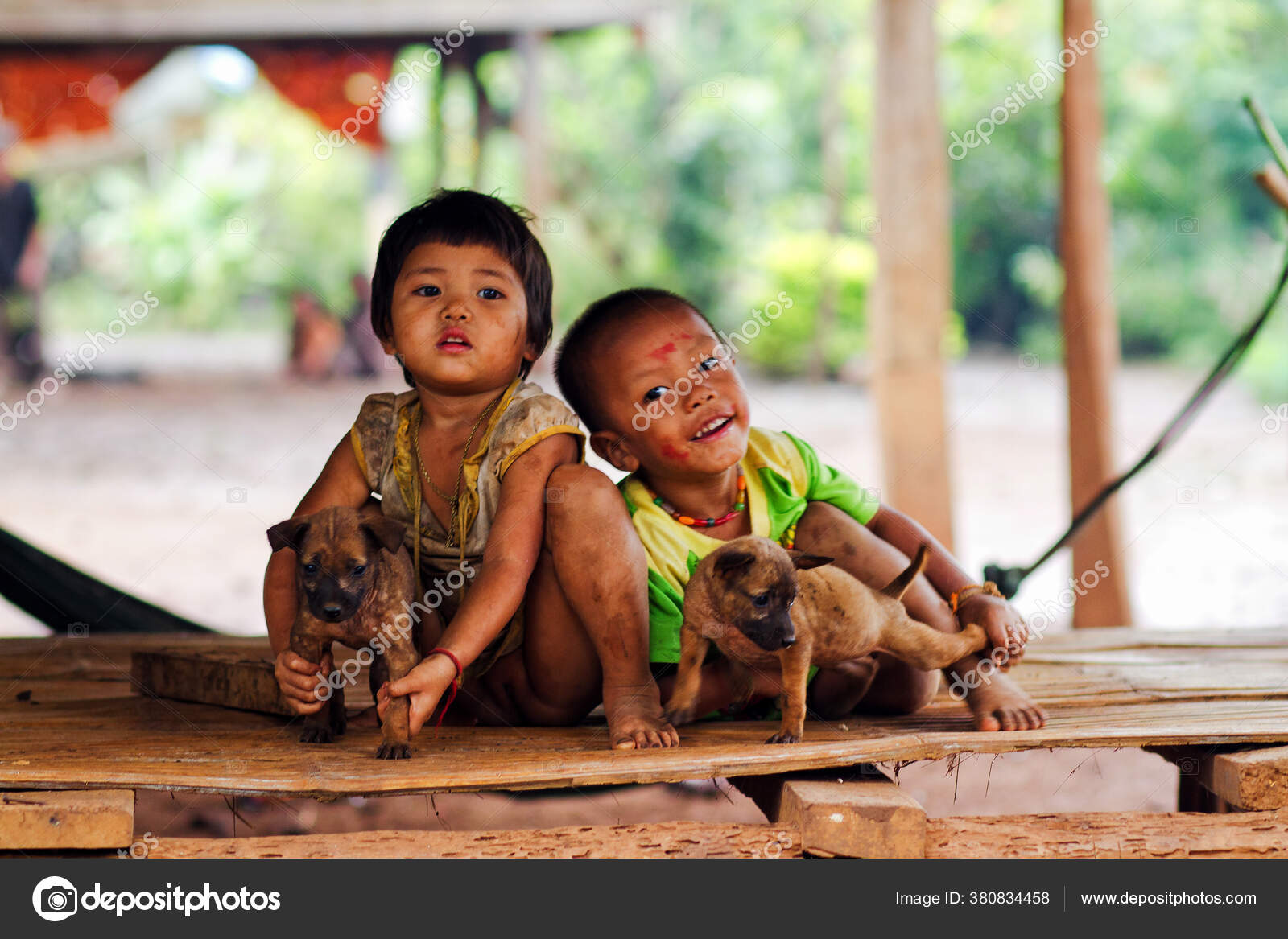 Лаос детей Bolaven Plateau Laos Сентября Неопознанные Дети Плато Болавен Лаос Сентября  — Стоковое редакционное фото © kefirm #380834458