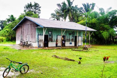 4000 DAKİKA, LAOS - 22 EYLÜL: 22 EYLÜL 2011 'de Laos' taki 4000 adanın birinde fakir bir kulübe.