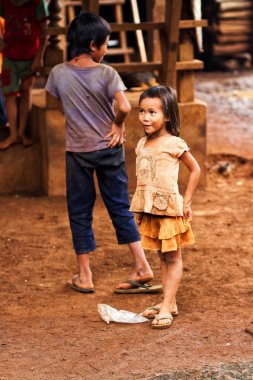 BOLAVEN PLATEAU, LAOS - 20 Eylül 2012 'de Laos, Bolaven Platosu' nda kimliği belirsiz çocuklar. Bolaven Platosu birçok çay ve kahve tarlasının kurulduğu bir bölgedir..