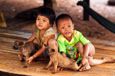 BOLAVEN PLATEAU, LAOS - 20 Eylül 2012 'de Laos, Bolaven Platosu' nda kimliği belirsiz çocuklar. Bolaven Platosu birçok çay ve kahve tarlasının kurulduğu bir bölgedir..
