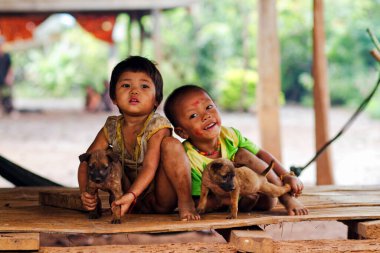 BOLAVEN PLATEAU, LAOS - 20 Eylül 2012 'de Laos, Bolaven Platosu' nda kimliği belirsiz çocuklar. Bolaven Platosu birçok çay ve kahve tarlasının kurulduğu bir bölgedir..