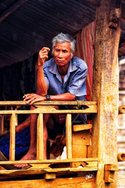 BOLAVEN PLATEAU, LAOS - 20 Eylül 2012 'de Laos, Bolaven Platosu' nda kimliği belirsiz çocuklar. Bolaven Platosu birçok çay ve kahve tarlasının kurulduğu bir bölgedir..