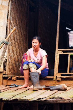 BOLAVEN PLATEAU, LAOS - 20 Eylül 2012 'de Laos, Bolaven Platosu' nda kimliği belirsiz bir kadın. Bolaven Platosu birçok çay ve kahve tarlasının kurulduğu bir bölgedir..