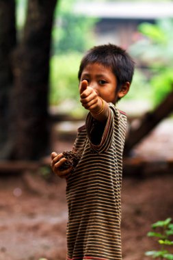 BOLAVEN PLATEAU, LAOS - 20 Eylül 2012 'de Laos, Bolaven Platosu' nda kimliği belirsiz çocuklar. Bolaven Platosu birçok çay ve kahve tarlasının kurulduğu bir bölgedir..
