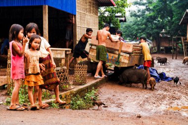 BOLAVEN PLATEAU, LAOS - 20 Eylül 2012 'de Laos, Bolaven Platosu' nda kimliği belirsiz çocuklar. Bolaven Platosu birçok çay ve kahve tarlasının kurulduğu bir bölgedir..