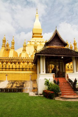Pha Luang, Vientiane, Laos 'un merkezinde altın kaplı büyük bir Budist stupası..