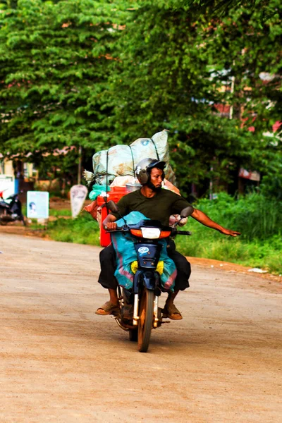 Ratanakiri Cambodia Sep Homem Passeio Moto Mercado Ratanakiri Camboja Setembro — Fotografia de Stock