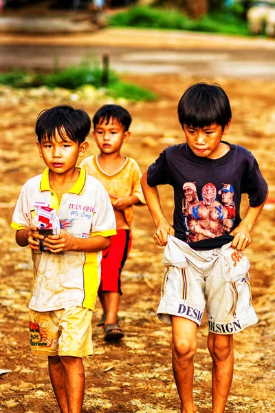 ラタナキリ カンボジア 9月20日 グループアジアの子供たちは 2011年9月20日の晴れた日にカンボジアのラタナキリで楽しみを持っています — ストック写真