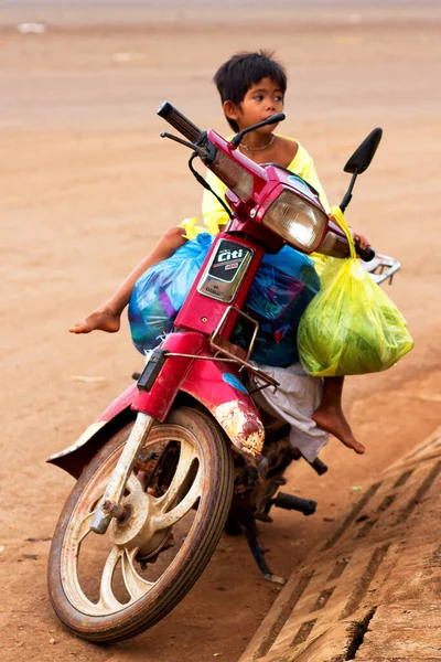 Ratanakiri Camboya Septiembre Niño Pequeño Una Motocicleta Ratanakiri Camboya Septiembre — Foto de Stock