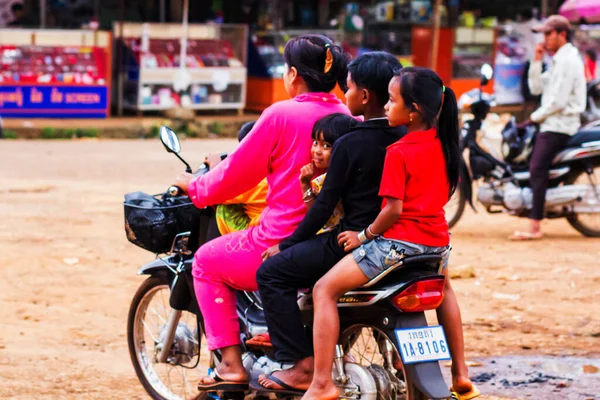 Ratanakiri Province Cambodia Setembro Pessoas Andando Moto Mercado Província Ratanakiri — Fotografia de Stock