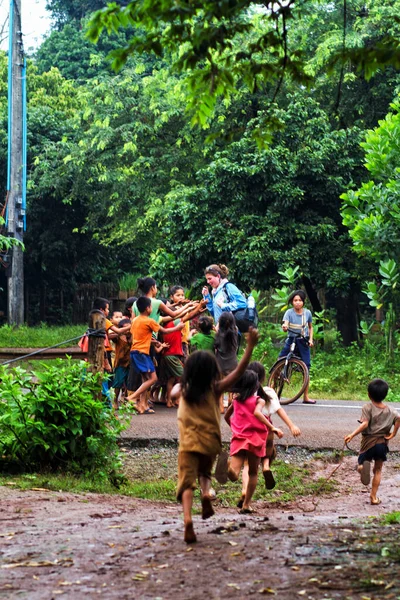 Bolaven Plateau Lao Setembro Crianças Não Identificadas Recebem Doces Doces — Fotografia de Stock