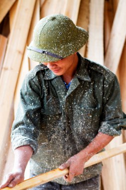 BAC HA, VİETNAM - 29 Eylül 2011 'de Bac Ha, Vietnam' da kimliği belirsiz bir adam ayaklıkları kesti ve sörf tahtası yaptı..