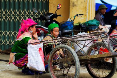 BAC HA, VIETNAM - 29 Eylül 2012 'de Bac Ha, Vietnam' da Çiçek H 'ong etnik azınlığının tanımlanamayan kadınları piyasada. Vietnam 'da yaklaşık 800.000 H' mong var..