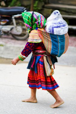 BAC HA, VIETNAM - 29 Eylül 2012 'de Bac Ha, Vietnam' da Çiçek H 'ong etnik azınlığının tanımlanamayan kadınları piyasada. Vietnam 'da yaklaşık 800.000 H' mong var..