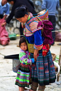 BAC HA, VIETNAM - 29 Eylül 2012 'de Bac Ha, Vietnam' da Çiçek H 'ong etnik azınlığının tanımlanamayan kadınları piyasada. Vietnam 'da yaklaşık 800.000 H' mong var..
