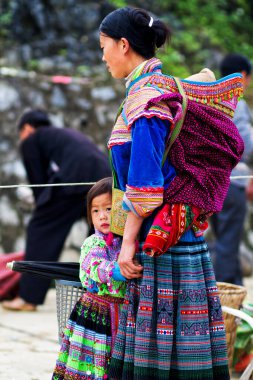 BAC HA, VIETNAM - 29 Eylül 2012 'de Bac Ha, Vietnam' da Çiçek H 'ong etnik azınlığının tanımlanamayan kadınları piyasada. Vietnam 'da yaklaşık 800.000 H' mong var..