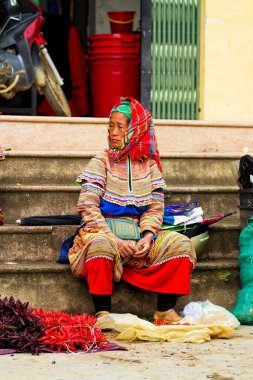 BAC HA, VIETNAM - 21 Eylül 2012 'de Bac Ha, Vietnam' da Çiçek H 'ong Etnik Azınlık Halkının tanımlanamayan kadınları pazarda. H 'mong Vietnam' daki en büyük 8. etnik gruptur..