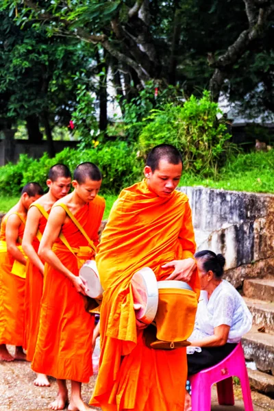 Luang Prabang Laos September15 Unbekannte Mönche Gehen September 2012 Fuß — Stockfoto