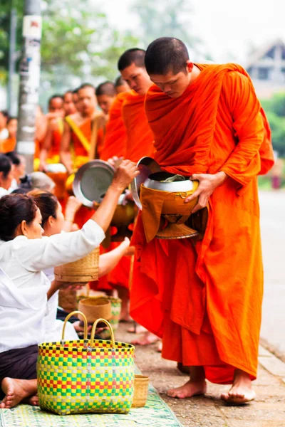 Luang Prabang Laos September15 Unbekannte Mönche Gehen September 2012 Fuß — Stockfoto