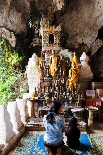 Luang Prabang Laos September Vrouwen Bidden Boeddha Sculpturen Pak Grotten — Stockfoto