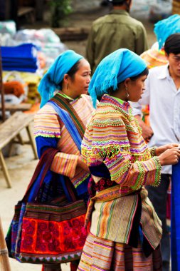 BAC HA, VIETNAM - 21 Eylül 2012 'de Bac Ha, Vietnam' da Çiçek H 'ong Etnik Azınlık Halkının tanımlanamayan kadınları pazarda. H 'mong Vietnam' daki en büyük 8. etnik gruptur..