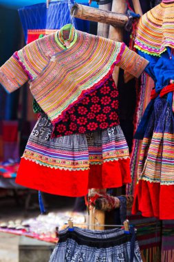 BAC HA, VIETNAM - 21 Eylül 2012 'de Bac Ha, Vietnam' da Çiçek H 'ong Etnik Azınlık Halkının tanımlanamayan kadınları pazarda. H 'mong Vietnam' daki en büyük 8. etnik gruptur..