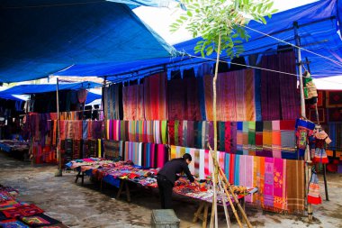 BAC HA, LAO CAI, VIETNAM - SEP 29: 29 Eylül 2011 'de Bac Ha, Vietnam' da H 'mong Etnik Azınlık Halkının tanımlanamayan kadınları pazar pazarında. H 'mong Vietnam' daki en büyük 8. etnik gruptur.