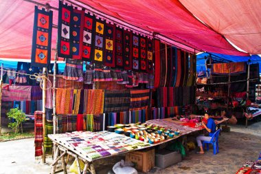 BAC HA, LAO CAI, VIETNAM - SEP 29: 29 Eylül 2011 'de Bac Ha, Vietnam' da H 'mong Etnik Azınlık Halkının tanımlanamayan kadınları pazar pazarında. H 'mong Vietnam' daki en büyük 8. etnik gruptur.