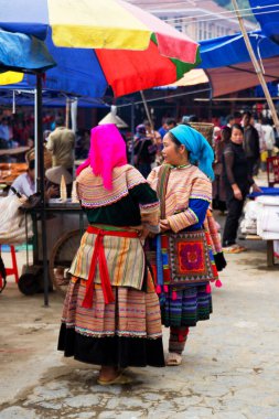 BAC HA, VIETNAM - 21 Eylül 2012 'de Bac Ha, Vietnam' da Çiçek H 'ong Etnik Azınlık Halkının tanımlanamayan kadınları pazarda. H 'mong Vietnam' daki en büyük 8. etnik gruptur..