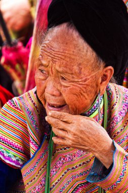 BAC HA, VIETNAM - 21 Eylül 2012 'de Bac Ha, Vietnam' da Çiçek H 'ong Etnik Azınlık Halkının tanımlanamayan kadınları pazarda. H 'mong Vietnam' daki en büyük 8. etnik gruptur..