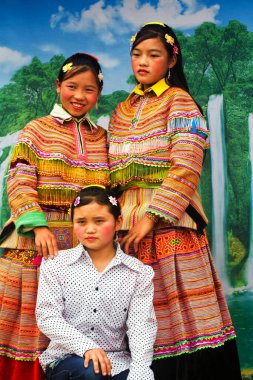 BAC HA, VIETNAM - 21 Eylül 2012 'de Bac Ha, Vietnam' da Çiçek H 'ong Etnik Azınlık Halkının tanımlanamayan kadınları pazarda. H 'mong Vietnam' daki en büyük 8. etnik gruptur..