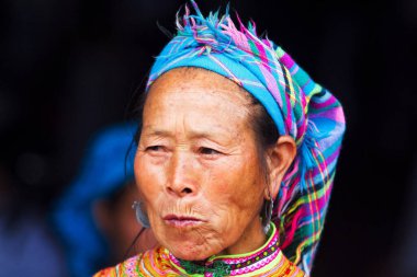 BAC HA, VIETNAM - 21 Eylül 2012 'de Bac Ha, Vietnam' da Çiçek H 'ong Etnik Azınlık Halkının tanımlanamayan kadınları pazarda. H 'mong Vietnam' daki en büyük 8. etnik gruptur..