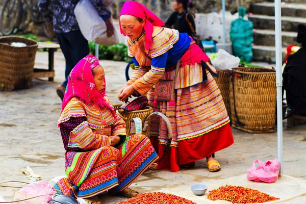 Bac Vietnam Septiembre Mujeres Identificadas Minoría Étnica Flower Mong Mercado —  Fotos de Stock