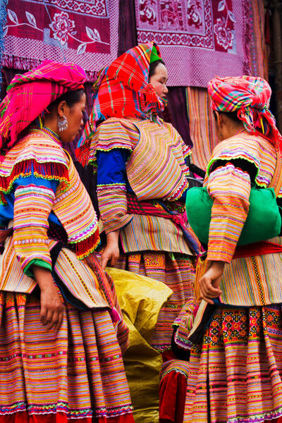 БАК Ха, ВЬЕТНАМ - 21 СЕНТЯБРЯ: Неизвестные женщины представителей этнических меньшинств цветка на рынке 21 сентября 2012 года в Бак Ха, Вьетнам. Н 'монги восьмая по величине этническая группа во Вьетнаме
.